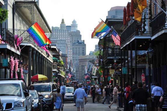Muito movimento na Bourbon Street, a rua mais famosa de New Orleans, na Louisiana - Estados Unidos